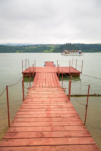 Деревянный пирс на Чорштынском озере — стоковое фото