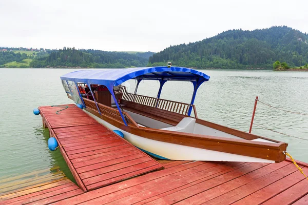 Båt på träbrygga vid sjön czorsztyn — Stockfoto