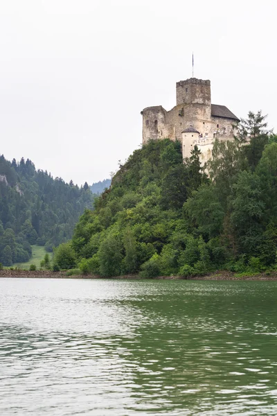 Niedzica μεσαιωνικό κάστρο είναι λίμνης — Φωτογραφία Αρχείου