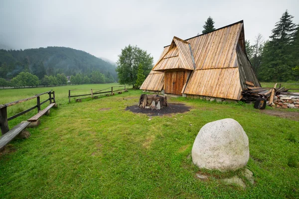 Cabaña de madera bajo las montañas Tatra en Zakopane — Foto de Stock