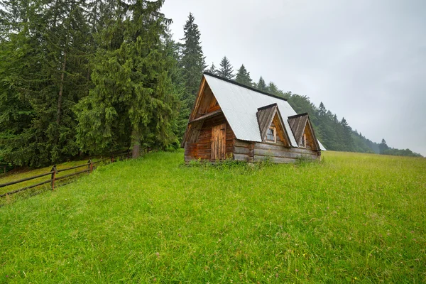 Trä koja under Tatrabergen i zakopane — Stockfoto