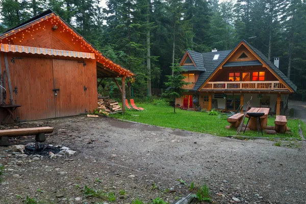 木制住房在 tatra 山脉森林 — 图库照片