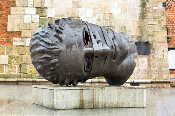 Bronzestatue des Eros Bendato auf dem Hauptplatz von Krakau — Stockfoto