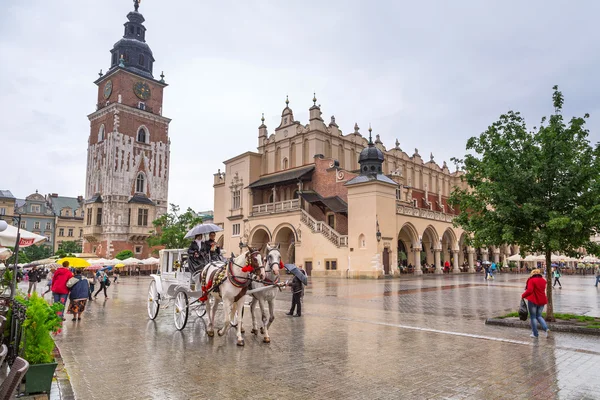 Plaza del mercado principal del casco antiguo de Cracovia, Polonia — Foto de Stock