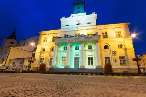 Stadhuis van de oude stad in lublin nachts — Stockfoto