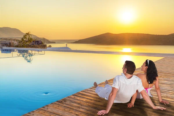 Casal assistindo juntos nascer do sol — Fotografia de Stock