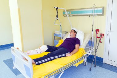 Ameliyat sonrası hastanede yatan adam