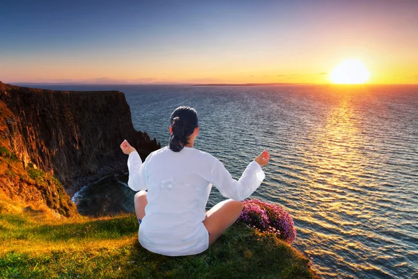 Woman at meditation on the cliff — Stock Photo, Image