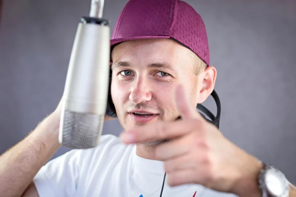 Man singing in the studio — Stock Photo, Image