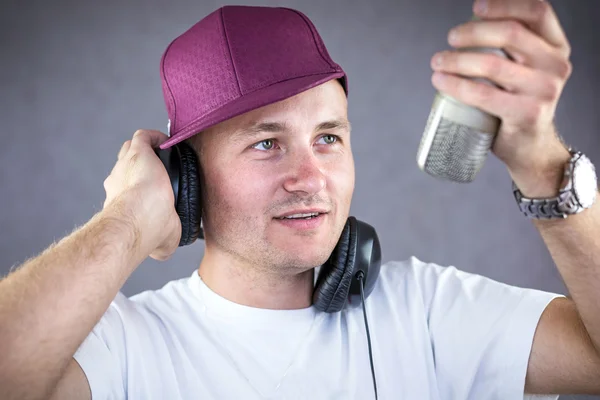 Man singing in the studio — Stock Photo, Image