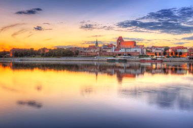 torun eski şehir vistula Nehri günbatımında yansıtıyordu.