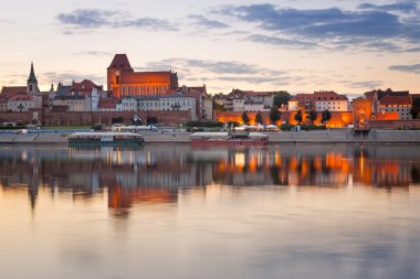 torun eski şehir vistula Nehri günbatımında yansıtıyordu.