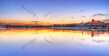 torun eski şehir vistula Nehri günbatımında yansıtıyordu.