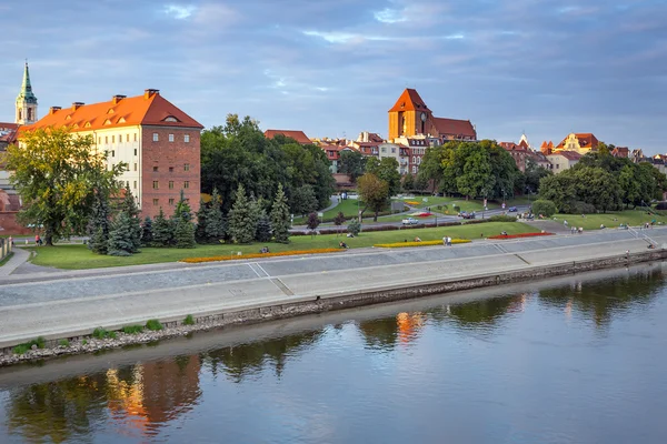 Torun old town reflected in Vistula river — Stock Photo, Image