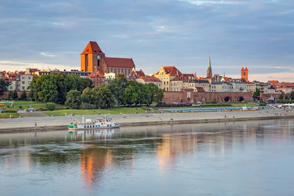 Torun vieille ville reflétée dans la Vistule rivière — Photo