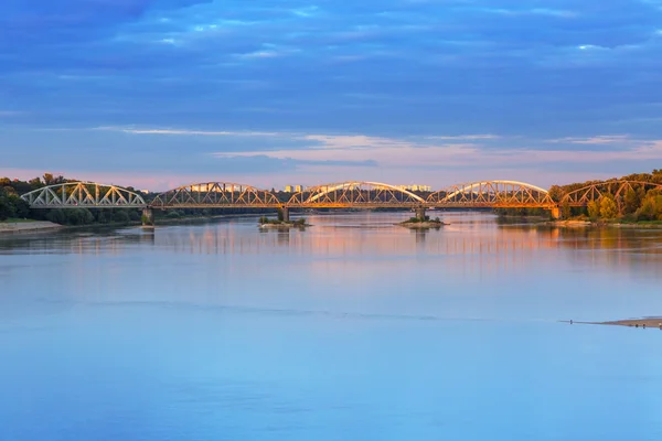 トルンのヴィスワ川の上の古い橋 — ストック写真