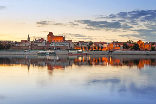 Casco antiguo de Torun reflejado en el río Vístula al atardecer — Foto de Stock