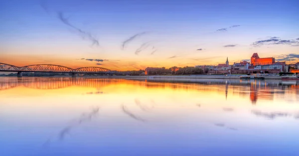 Torun cidade velha refletida no rio Vístula ao pôr do sol — Fotografia de Stock