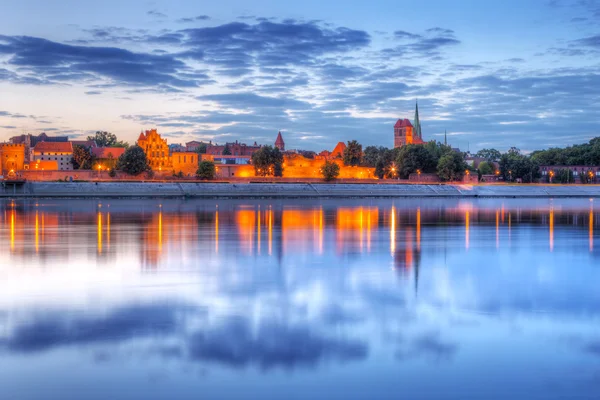Starego miasta w Toruniu odzwierciedlenie w Wiśle na zachodzie słońca — Zdjęcie stockowe