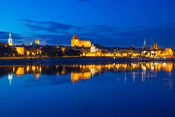 Torun vieille ville la nuit réfléchie dans la rivière — Photo