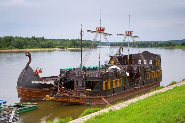 Starověké criuse loď na řece Visle — Stock fotografie