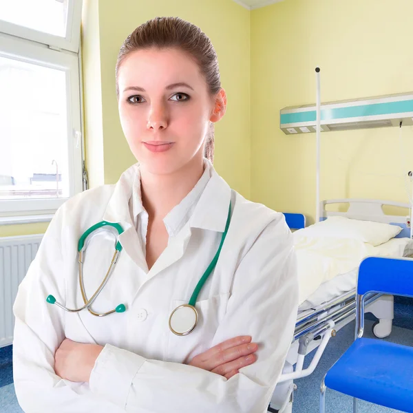 Médico feminino com estetoscópio — Fotografia de Stock