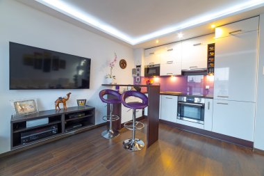 modern beyaz oturma odası ile mutfak