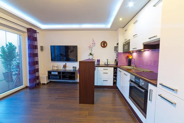 Sala de estar branca moderna com cozinha — Fotografia de Stock