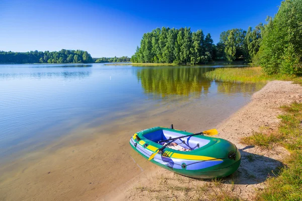 Uppblåsbar jolle vid sjön sommaren — Stockfoto