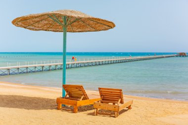 Kızıl Deniz plaj şemsiye altında dinlenmek