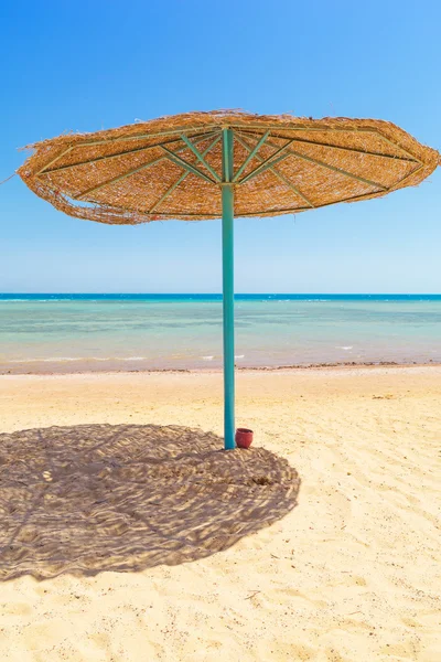 Relax under parasol on the beach — Stock Photo, Image