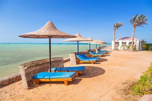 Ontspan onder parasol op het strand — Stockfoto