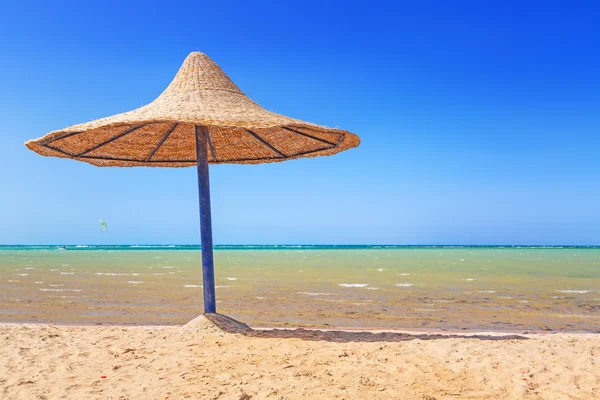 Relájese bajo la sombrilla en la playa — Foto de Stock