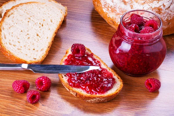 Rapsberry jam met sneetje brood — Stockfoto