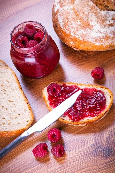 Rapsberry jam met sneetje brood — Stockfoto