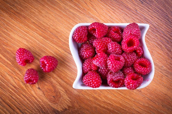 Ripe raspberries in the bowl — Stock Photo, Image