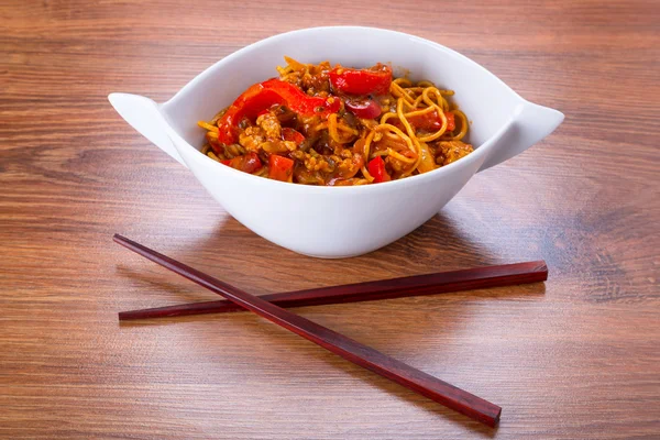 Chow mein noodles with chicken — Stock Photo, Image