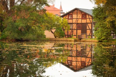 su birikintisi içinde yansıma ile eski ev