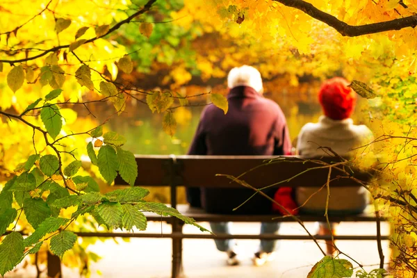 Couple âgé assis sur le banc — Photo
