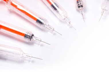 Beyaz arka plan üzerinde şırınga