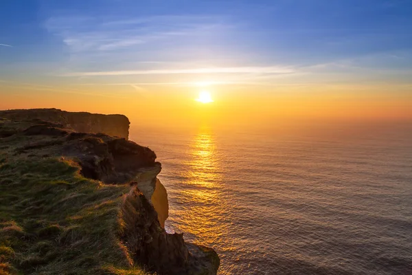 Klippen van moher bij zonsondergang in Ierland — Stockfoto