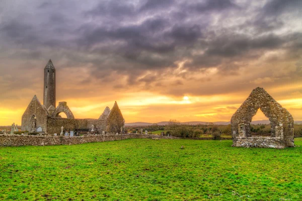 Kilmacduagh monastery at sunset — Stock Photo, Image