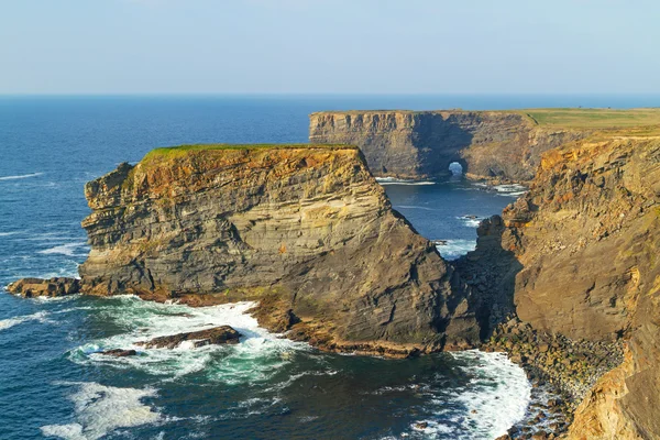 Klify kilkee w Irlandii — Zdjęcie stockowe