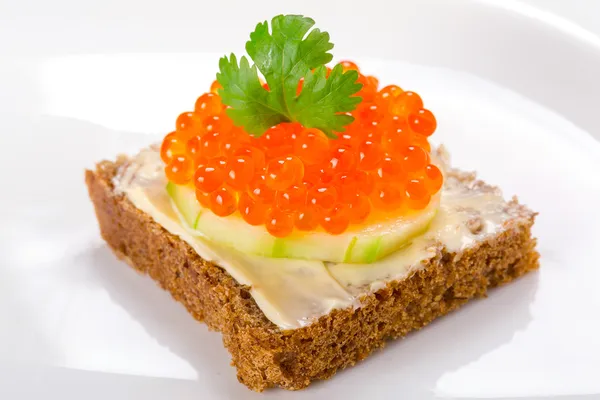 Sanduíche com caviar vermelho — Fotografia de Stock