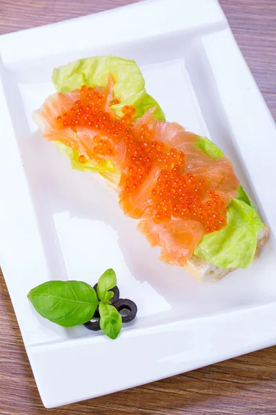 Sanduíche de caviar e salmão fumado — Fotografia de Stock