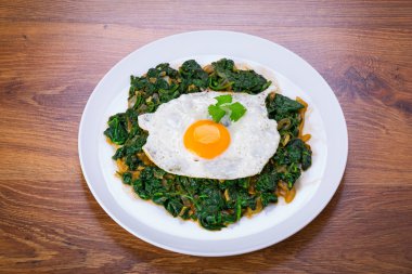 Ispanak üzerinde sahanda yumurta