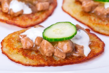patates gözlemesi ile tavuk ve mantar sosu