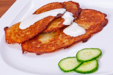 Ekşi kremalı patates gözlemesi.