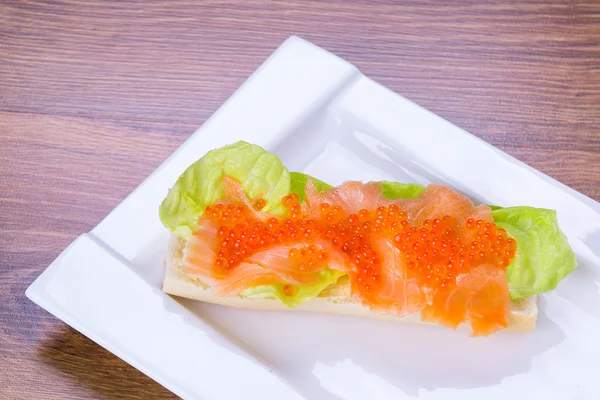 Sanduíche de caviar e salmão fumado — Fotografia de Stock