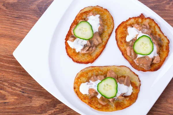 Panquecas de batata com molho de frango e cogumelos — Fotografia de Stock